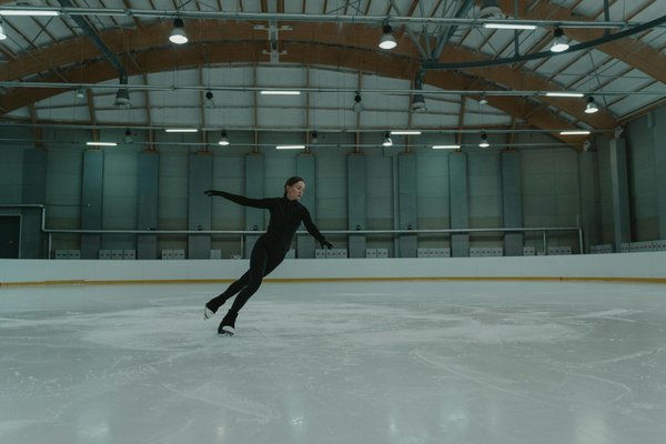 Quels sont les exercices de base pour améliorer la souplesse en patinage artistique?