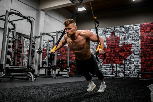 Quels exercices de musculation sont recommandés pour renforcer les muscles de la poitrine chez les pratiquants de fitness?